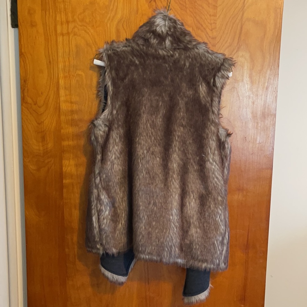 Mossimo Fur Vest 🤩 😍 - Picture 4 of 5